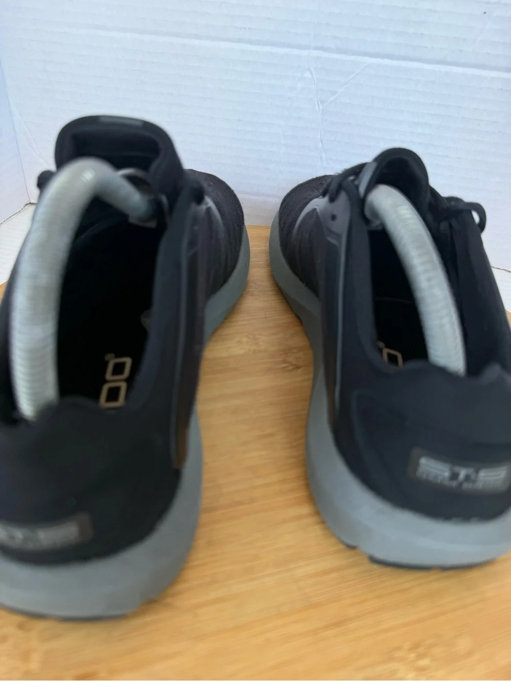 Topo Athletic ST-5 Men 9.5 Sneakers Minimalist Black Charcoal Lace Running Shoes